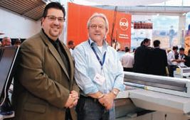 Пит ван дер Вилдт и менеджер по международному маркетингу Oce Display Graphics Systems И. Джеф Эдвардс на фоне новейшего представителя семейства — Oce Arizona 550 XT