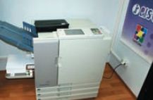 Среди трёх аппаратов, размещённых в лаборатории, — новейший струйный RISO ComColor 7050
