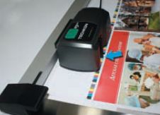 Измерительный датчик SpectroJet немного выступает за пределы корпуса (отмечен синей стрелкой), поэтому его легко позиционировать 