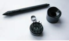 Подставка для перьев разъёмная — внутри хранятся сменные наконечники и пинцет