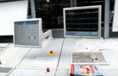 ColorManager (на экране справа) позволяет смотреть и анализировать измеренные контрольные значения в течение всего тиража