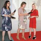 Елена Субботина и Анастасия Высоткина вручают благодарность представительнице Smith & Hartman 