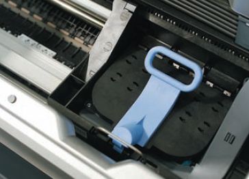 Печатающие головки легко можно менять. В блоке с ними находится спектрофотометр и датчик измерения размеров запечатываемых материалов