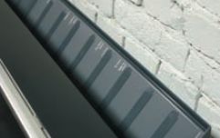 Откидывающийся сзади корпуса принтера лоток для подачи листовых материалов заботливо размечен под самые популярные форматы