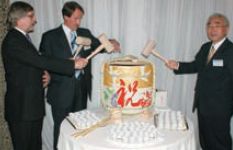 По традиционному японскому обычаю, начиная большое дело, разбивают крышку у бочки с сакэ и угощают им гостей. Слева направо: Т. Лейдлоу, Н. Пахомов, Х. Сугимото. Состоялся и другой ритуал: рисование второго глаза куклы Дарума, что должно помочь в исполнении загаданного желания. Если оно сбывается, рисуют второй глаз, если нет — куклу сжигают и ждут в подарок следующую