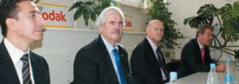 Руководители Kodak на пресс-конференции в Переславле-Залесском пытаются заглянуть в будущее российского полиграфического рынка. Слева направо — глава российского офиса Фидель Эрранц, президент компании Филип Фарачи, вице-президент и генеральный директор по бизнес-решениям в допечатной подготовке Дуглас Эдвардс, генеральный директор по продажам в Европейском регионе Филип Каллимор 