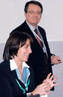 Старший менеджер по международным продажам Yupo Эрминио Гортанутти при содействии директора направления офисных и специальных бумаг Наиды Маскелл объясняет преимущества синтетической бумаги для цифровой печати