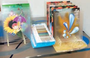 Есть не один вариант получения таких замечательных картинок на стекле. Можно печатать на прозрачной самоклейке и накатывать, а можно— прямо с помощью УФ-принтера. Но придётся подобрать подходящий праймер. Стекло — материал непростой