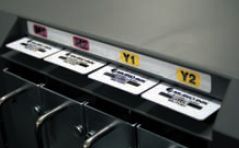 Чернильные упаковки располагаются в принтере парами, для идентификации цвета и остатка чернил используются чип-карты