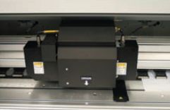 Система верхней сушки горячим воздухом подведена к печатающей головке: блоки с воздушными соплами располагаются по обеим сторонам от неё