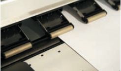 Для уверенной транспортировки материала подающие ролики покрыты слоем специальной резины