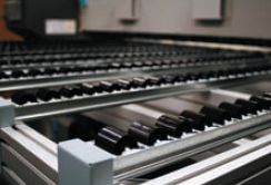 Подающий и принимающий роликовые столы позволяют работать с жёсткими листовыми материалами весом до 5 кг