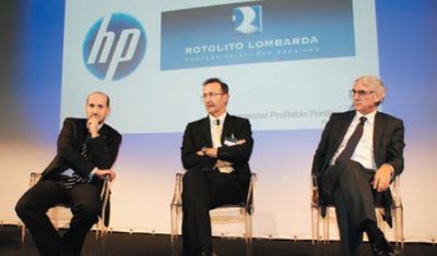 На круглом столе Д. Марсанаско из Rotolito Lombardia (в центре), отвечая на вопрос Publish о себестоимости печати, объяснил, что однозначного ответа нет. Затраты существенно зависят от красочного покрытия издания. Поэтому у издателей запрашивают типичные полосы или весь макет и оценивают себестоимость с помощью HP Ink Estimator. Затем добавляют прочие затраты, желаемую маржу и выдают цену заказчику. Слева — А. Маруджи, справа — директор по ИТ-технологиям Rotomail Д. Антонуццо
