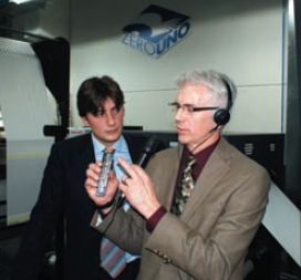 Представитель HP заверяет, что термальные печатающие головки показали себя с лучшей стороны — в среднем, на HP T300 меняют одну головку за 8-часовую смену. Учитывая, что всего в машине 140 головок (2 секции, 10 красочных модулей в каждой — по два на цвет, 7 головок шириной 108мм в каждом модуле), среднее время жизни одной головки составляет 1120 ч. Головки относительно недороги, их стоимость покрывается сервисным контрактом HP. Замена выполняется оператором и занимает считанные минуты— обычно это делают во время смены рулона