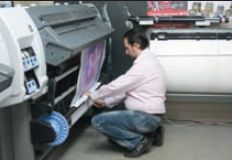 При печати изделий большой длины, к L25500 нужно подойти дважды: чтобы заправить печатный материал, а когда край запечатанного полотна дойдёт до пола — закрепить его на специальном ролике. Изображение будет постепенно сворачиваться в аккуратный рулон, а не сваливаться на пол