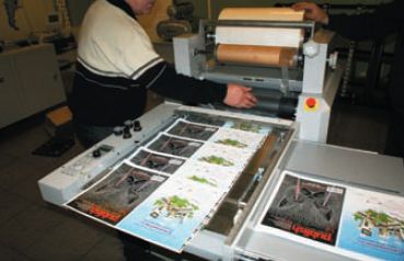 Приладка ламинирования: рука оператора указывает на эмбоссирующий вал