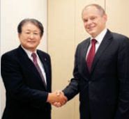 Ricoh и Heidelberger Druckmaschinen объявили о глобальном стратегическом партнёрстве: Heidelberg становится дистрибьютором линейки промышленных печатных решений Ricoh. Генеральный исполнительный директор Ricoh Широ Кондо (слева) и генеральный исполнительный директор Heidelberg Бернхард Шрайер (справа) 