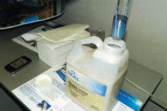 Измерение вязкости лака — необходимая процедура перед его заливкой в машину