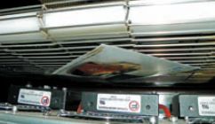 Лист удерживается на транспортной металлической сетчатой ленте потоком воздуха снизу от вентиляторов 