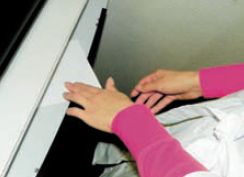 Небольшие по формату оттиски рекомендуется подавать в машину под углом