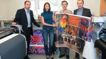 В демозале Sepiax проверялись возможности чернил при печати по ПВХ и Tyvec