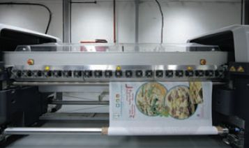 На фабрике Obeikan на принтере HP Designjet L65500 (сейчас LX600) чернилами Latex печатают на ПП-носителе