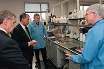 Президент и генеральный директор Color Resolutions International Джордж Сикинджер (второй слева)