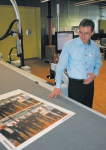 Наглядно поясняя достоинства решения Zund Cut Center, менеджер по продажам и продуктам для полиграфии Ларс Бендиксен небрежно бросает на ленту конвейера подготовленную для резки заготовку — считав один из четырёх расположенных по углам штрих-кодов, система автоматически находит начальную точку резки и в считанные секунды вырезает из листа два безупречных прямоугольника