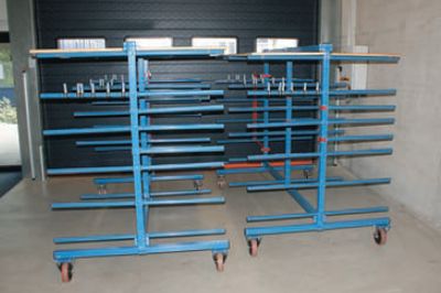 Специальные каркасные стеллажи на колёсиках используются для подвоза комплектов длинномерных деталей к месту сборки