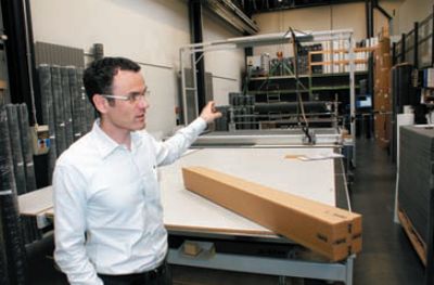 Майк Зюнд объясняет, что на заводе собственные плоттеры используются для изготовления некоторых комплектующих: 