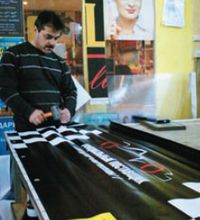 Мало напечатать — нужно еще и обработать: заламинировать, накатать на пластик, поставить люверсы