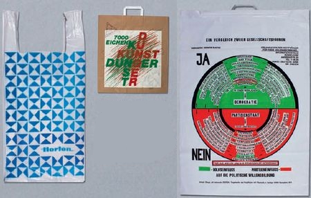 Политично и практично: немецкий художник ДжозефБойс (умерший в 1996г.) использовал пакеты для политической рекламы, а пакеты-майки (слева) сбоковыми ручками впервые появились в универмагах Horten