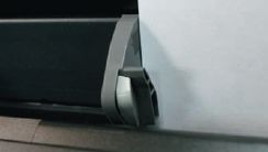 Удобная мелочь: на ограничителе формата для бумаги, который есть у всех принтеров, имеется подпружиненный стопор, не позволяющий ограничителю самопроизвольно сдвигаться