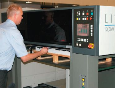 Пульт на приёмке перенесли так, чтобы было удобнее оператору — можно одновременно наблюдать за оттисками и управлять приёмкой