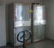 Солидные штуки? Аведь это всего-навсего шкафы для расходников и запчастей, которые идут в комплекте с машиной. Такой запас точно карман не тянет… 