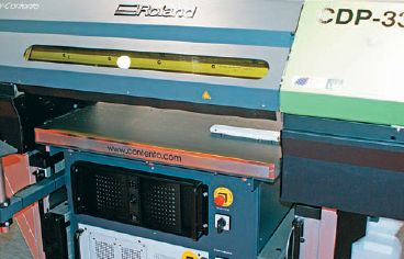 На выставке было множество переделанных или изготовленных почти с нуля специализированных малоформатных планшетных моделей (печатающих на всём, что не движется) с разными типами сушек, включая экзотические варианты вроде ИК-сушки вдоль рельса, по которому перемещается каретка. Типичный пример — продукция немецкой Contento. Обратите внимание, что принтер может довольно высоко подниматься над ложем печати