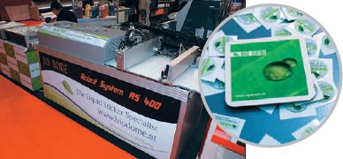 Bio Dome (Биокупол) показала машину Robot System AS-400 (около 40 000 евро). Она наносит цифровым способом специальную смолу на предметы любой формы и фактуры поверхности, причём капли получаются очень внушительной толщины, несколько миллиметров. Потом — УФ-отверждение… 