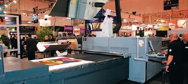 Зрители вокруг и операторы HP Scitex FB7500 наблюдали за результатами печати в огромное зеркало. Установлено ли подобное в Gardens, купившей уже три аппарата, неизвестно. Зато один из реализованных там проектов заключался в печати 3000 плакатов с переменными изображениями