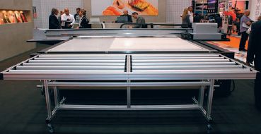 У создателей SwissQprint Impala свои представления о том, как должен выглядеть планшетный УФ-принтер. Размер ложа печати 2,5в4 м, конвейерной ленты нет