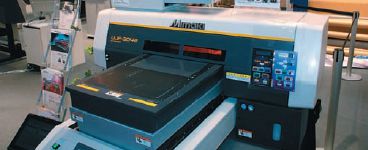 Для сверхпопулярного Mimaki UJF-3042 разработаны гибкие чернила LF-200 (растягиваются до 200%) и прозрачные. С помощью LF-200 можно печатать гибкие мембраны для пультов (на снимке справа). Аппарат настолько успешен, что в этом году компания стала мировым лидером продаж УФ-принтеров в штуках