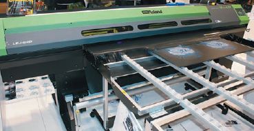 За короткое время линейка УФ-принтеров Roland расширена до 5-ти моделей, включая малоформатную (31в28 см). Во всех используются не УФ-лампы, а светодиоды