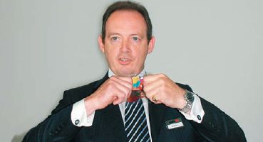 Вице-президент Agfa по направлению струйной печати Ричард Бархам демонстрирует стойкость новых белых гибких чернил