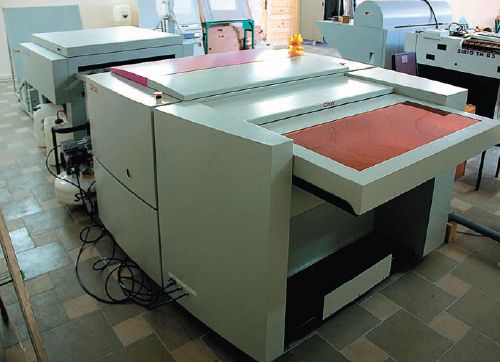 Cron UVP-3648DI+ с автоматической подачей пластин и проявкой онлайн. Назаднем плане — термальная система итальянского производителя, с которой и начинался репроцентр компании 