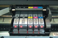 Картриджи цветных чернил находятся на каретке, несущей печатающие головки. При установке картриджа на нём загорается красный диод. Если так пойдёт дальше, скоро на картриджах японских производителей будут стоять мониторчики 