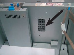 Опция климат-контроля в подающей кассете LU-202 (отверстие для вентиляции показано на рисунке) особенно пригодится при высокой влажности воздуха в помещении и использовании бумаги, которая не успела акклиматизироваться: последнее не редкость зимой, ведь оперативная печать требует быстрого выполнения заказа Опция климат-контроля в подающей кассете LU-202 (отверстие для вентиляции показано на рисунке) особенно пригодится при высокой влажности воздуха в помещении и использовании бумаги, которая не успела акклиматизироваться: последнее не редкость зимой, ведь оперативная печать требует быстрого выполнения заказа