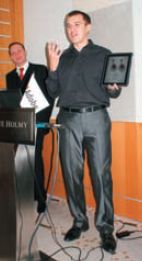 У Adobe уже неплохо получается впечатлять людей. Директор по развитию бизнеса Роман Менякин демонстрирует разработанное с помощью Adobe DPS и ставшее популярным динамичное приложение глянцевого журнала. Слева: А. Тарасов