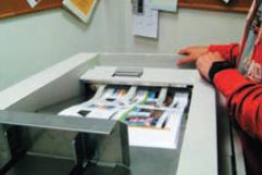 Печать формата А3 в верхний лоток, предназначенный для небольших (по меркам iGen4) тиражей до 100 листов: быстро, быстро, очень быстро…