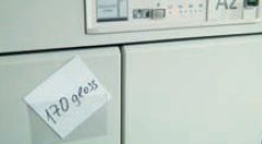 Пластиковые кармашки для обозначения плотности бумаги, которая находится в данном лотке подачи, сотрудники 