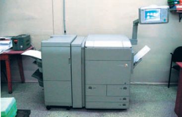 Слева — финишёр, справа вверху — сенсорный пульт оператора, контроллер печати не виден — он прикреплён к печатному модулю сзади