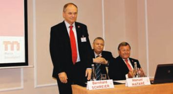 М. Матаре (справа) представил нового президента Drupa-2012 и председателя правления Heidelberg Druckmaschinen Бернхарда Шрайера 